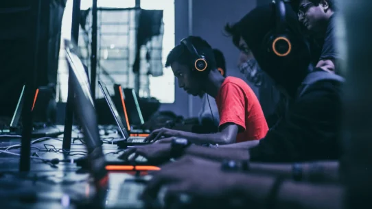 Becoming a professional player isn’t just about natural talent. It’s a combination of skill, discipline, game knowledge, settings optimization, and a mindset built for long-term improvement. Whether you compete in shooters, MOBAs, fighting games, or battle royales, this guide for professional players breaks down the essential principles every pro-level gamer follows — and how you can apply them.