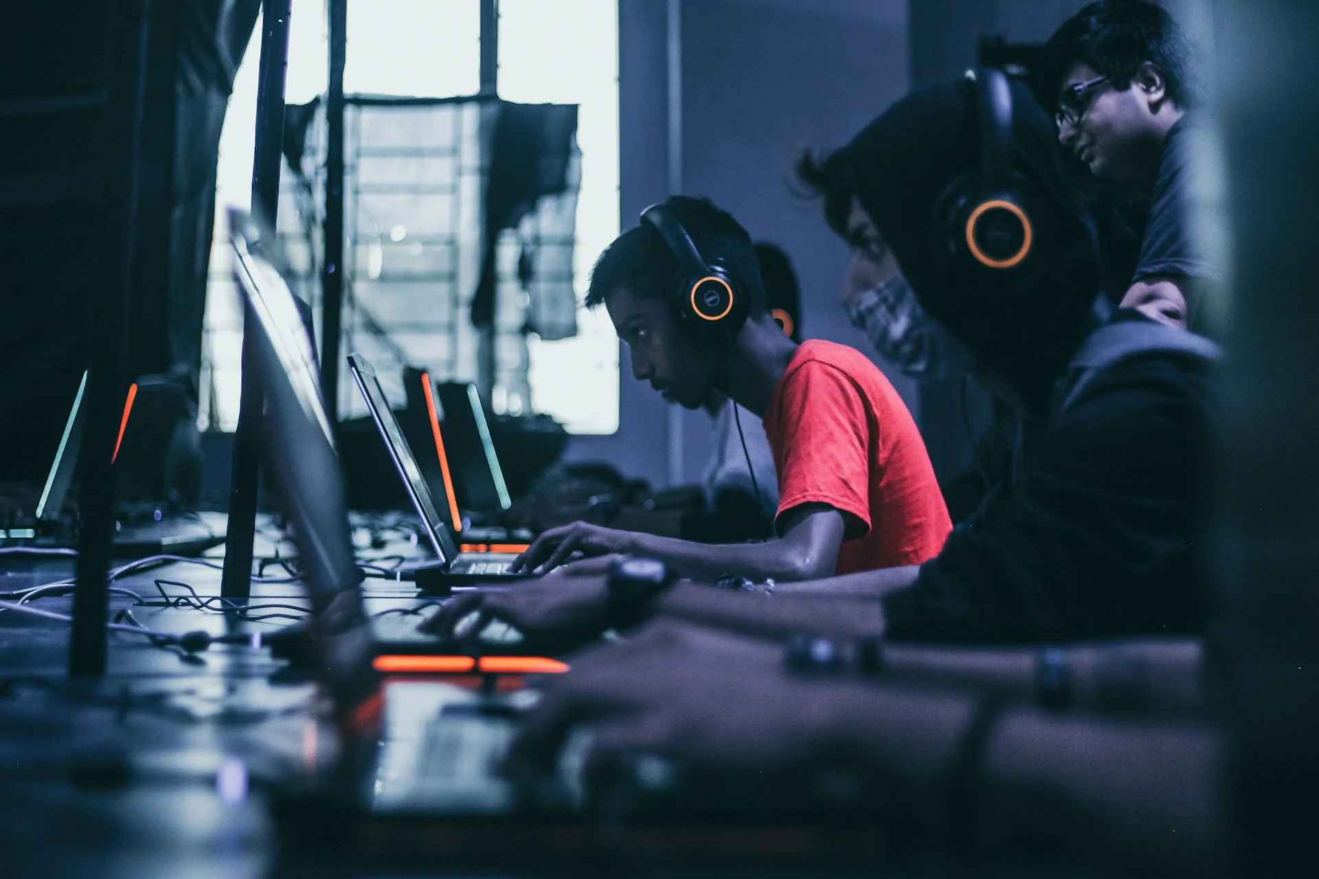 Becoming a professional player isn’t just about natural talent. It’s a combination of skill, discipline, game knowledge, settings optimization, and a mindset built for long-term improvement. Whether you compete in shooters, MOBAs, fighting games, or battle royales, this guide for professional players breaks down the essential principles every pro-level gamer follows — and how you can apply them.